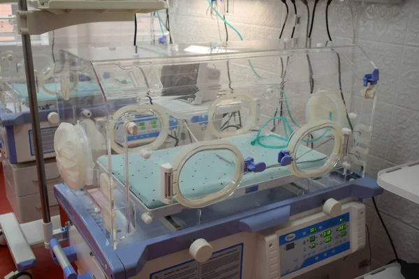 POLTAVA, UKRAINE 18 HAZİRAN, 2022: Doğum hastanesinde yeni doğan bebeklere bakıcılık yapmak için boks