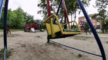 Gün boyunca parkta salıncaklar sallanıyor.