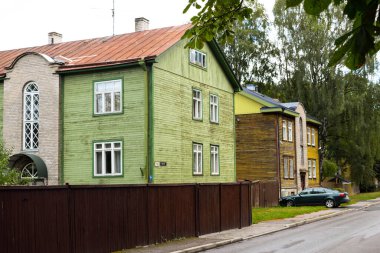 TALLINN, ESTONIA - 14 AĞUSTOS 2018: Şehir caddesinde ahşap evler 