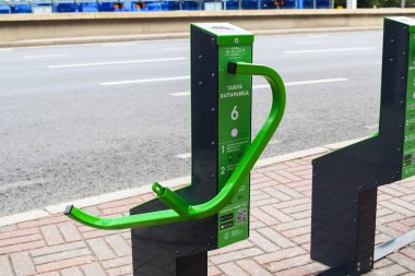 TALLINN, ESTONIA - 14 Ağustos 2018: Yaz öğleden sonra şehir caddesinde yeşil bisiklet parkı