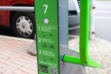 TALLINN, ESTONIA - 14 Ağustos 2018: Yaz öğleden sonra şehir caddesinde yeşil bisiklet parkı