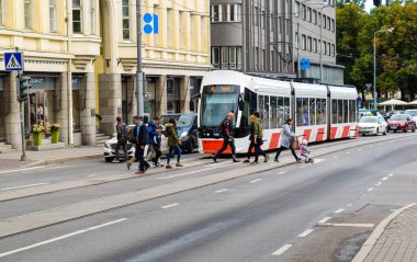 TALLINN, ESTONIA - 14 AĞUSTOS 2018 Yaz öğleden sonra şehir caddesinde tramvay