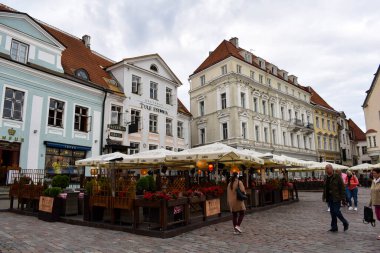 TALLINN, ESTONIA - 14 AĞUSTOS 2018: Şehir merkezindeki Belediye Meydanı