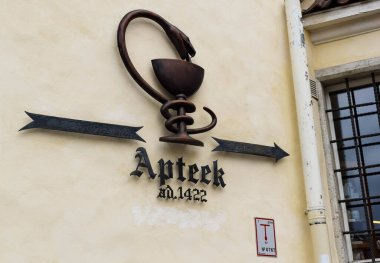 TALLINN, ESTONIA - 14 AĞUSTOS 2018: Eski evin duvarındaki yazı 