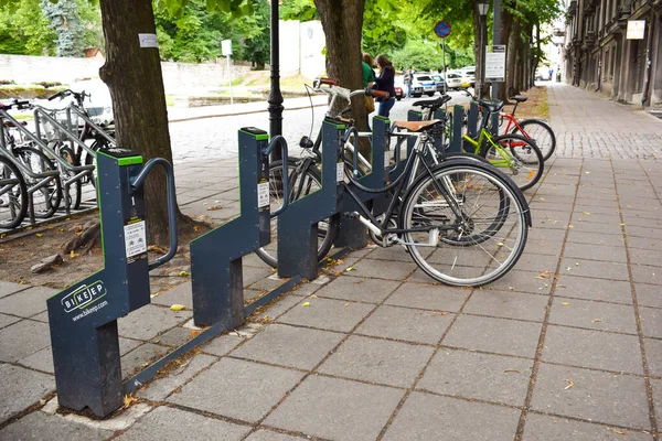 Tallinn Estonia Sierpnia 2018 Parking Dla Rowerów Ulicy Miejskiej Letnie — Zdjęcie stockowe