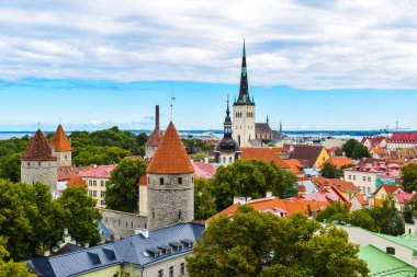 TALLINN, ESTONIA - 15 AĞUSTOS 2018: Tallinn 'in tarihi kısmına yazın öğleden sonra yukarıdan bakmak