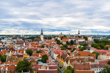 TALLINN, ESTONIA - 15 AĞUSTOS 2018: Tallinn 'in tarihi kısmına yazın öğleden sonra yukarıdan bakmak