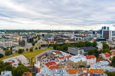 TALLINN, ESTONIA - 15 AĞUSTOS 2018: Tallinn 'in tarihi ve modern kısmına yazın öğleden sonra yukarıdan bakmak