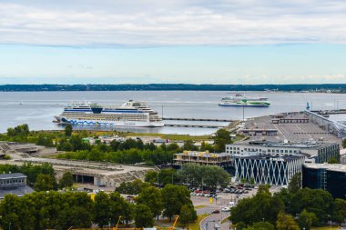 TALLINN, ESTONIA - 15 AĞUSTOS 2018: Yazın öğleden sonra Tallinn limanının yukarıdan görünüşü