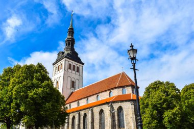TALLINN, ESTONIA - 14 AĞUSTOS 2018 Yaz öğleden sonra şehir merkezindeki kilisenin merkezi 