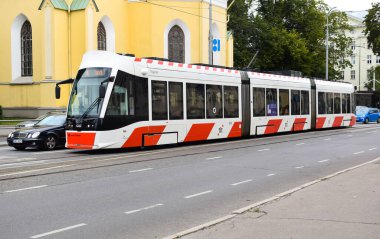 TALLINN, ESTONIA - 15 AĞUSTOS 2018: Yaz günü bir şehir caddesinde kırmızı tramvay