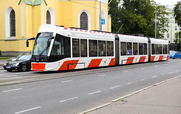 Tallinn Estonie Août 2018 Tram Rouge Dans Une Rue Ville — Photo