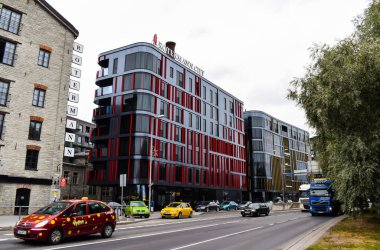TALLINN, ESTONIA - 15 AĞUSTOS 2018: Rotterman City 'deki modern cam ev