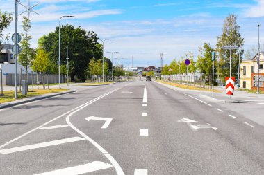 TALLINN, ESTONIA - 15 AĞUSTOS 2018: Yaz günü kentte yol