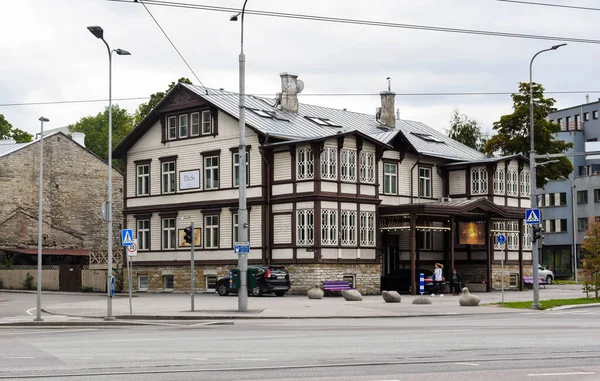 TALLINN, ESTONIA - 15 AĞUSTOS 2018: Çok katlı beyaz ahşap ev yaz öğleden sonra yol kenarında