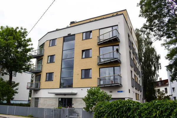 TALLINN, ESTONIA - 15 AĞUSTOS 2018 Yazın caddede çok katlı sarı bir ev