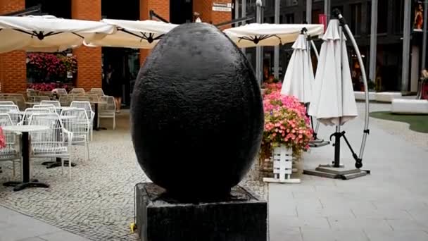 Tallinn Estonia 2018年8月14日 现代罗特曼市黑色卵形喷泉 — 图库视频影像