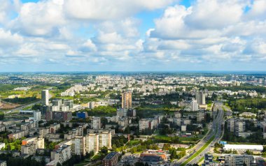 VILNIUS, LITHUANIA - 22 AĞUSTOS 2019: Yazın öğleden sonra yüksek bir yerden şehir manzarası