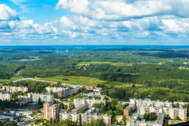 VILNIUS, LITHUANIA - 22 AĞUSTOS 2019: Yazın öğleden sonra yüksek bir yerden şehir manzarası