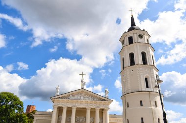VILNIUS, LITHUANIA - 22 AĞUSTUSTOS 2019 Katedral ve St. Stanislaus Katedral Bazilikası 'nın çan kulesi ve mavi gökyüzüne karşı Katedral Meydanı üzerindeki St. Ladislaus 