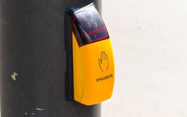VILNIUS, LITHUANIA - 22 Ağustos 2019: Yayalar için trafik ışıklarının elle değiştirilmesi sistemi