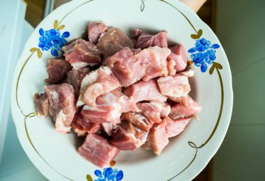 Domuz eti bir tabakta parçalara ayrıldı.
