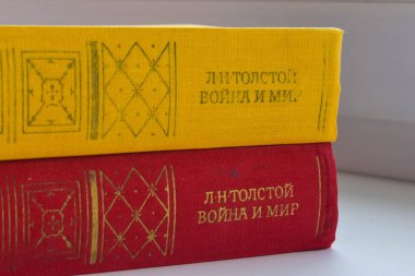 POLTAVA, UKRAINE - 9 Haziran 2022: Rus yazar Leo Tolstoy 'un kitabı 