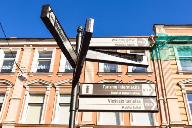 VILNIUS, LITHUANIA - 20 AĞUSTOS 2019: Yaz aylarında ilgi çekici yerleri olan turizm rehberi