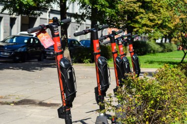 VILNIUS, LITHUANIA - 20 AĞUSTOS 2019: Yaz öğleden sonra şehir sokaklarında kırmızı elektrikli scooterlar