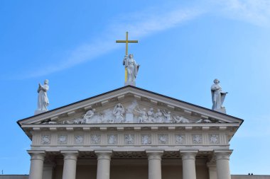 VILNIUS, LITHUANIA - 20 AĞUSTOS 2019 St Stanislaus Katedral Bazilikası ve St. Ladislaus Katedral Meydanı 'nda mavi gökyüzüne karşı 