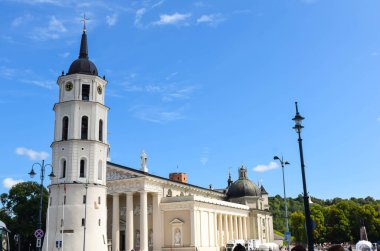 VILNIUS, LITHUANIA - 20 AĞUSTUSTOS 2019 Katedral 'in çan kulesi ve St. Stanislaus Katedrali Bazilikası ve St. Ladislaus Katedral Meydanı' nda mavi sk 'e karşı