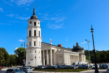 VILNIUS, LITHUANIA - 20 AĞUSTUSTOS 2019 Katedral 'in çan kulesi ve St. Stanislaus Katedrali Bazilikası ve St. Ladislaus Katedral Meydanı' nda mavi sk 'e karşı