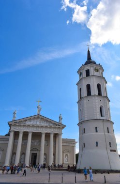 VILNIUS, LITHUANIA - 20 AĞUSTUSTOS 2019 Katedral 'in çan kulesi ve St. Stanislaus Katedrali Bazilikası ve St. Ladislaus Katedral Meydanı' nda mavi sk 'e karşı