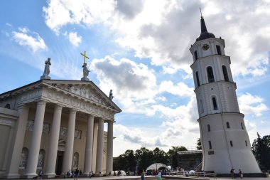 VILNIUS, LITHUANIA - 20 AĞUSTUSTOS 2019 Katedral 'in çan kulesi ve St. Stanislaus Katedrali Bazilikası ve St. Ladislaus Katedral Meydanı' nda mavi sk 'e karşı