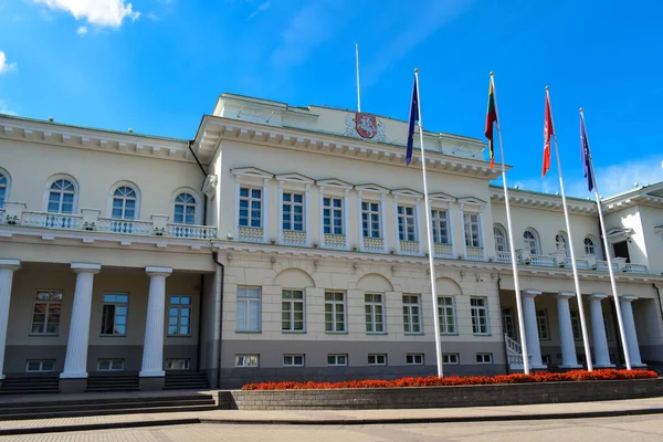VILNIUS, LITHUANIA - 20 AĞUSTOS 2019 Yaz öğleden sonra başkanlık sarayının binası