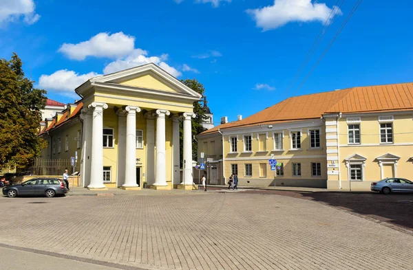 VILNIUS, LITHUANIA - 20 AĞUSTOS 2019: Yaz öğleden sonra Başkanlık Sarayı binasının önündeki meydan