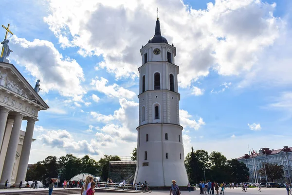 VILNIUS, LITHUANIA - 20 AĞUSTOS 2019: Katedral Meydanı üzerindeki Vilnius Katedral Çan Kulesi 