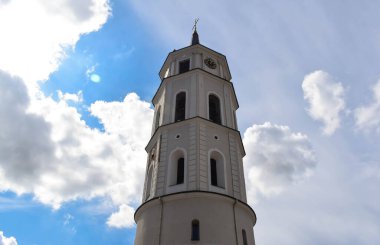 VILNIUS, LITHUANIA - 20 AĞUSTOS 2019: Katedral Meydanı üzerindeki Vilnius Katedral Çan Kulesi 