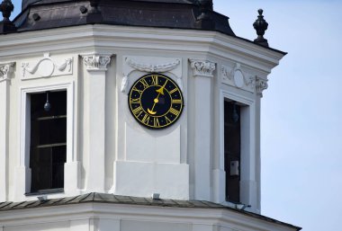 VILNIUS, LITHUANIA - 20 AĞUSTOS 2019: Vilnius Katedral Çan Kulesi 'nin duvarında Roma kadranı olan saat