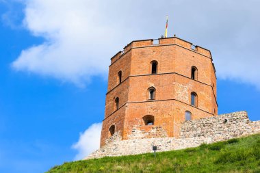 VILNIUS, LITHUANIA - 20 AĞUSTOS 2019: Gediminas 'ın kulesi, yaz öğleden sonra mavi gökyüzünün arka planında yeşil bir tepe üzerinde