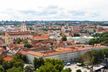 VILNIUS, LITHUANIA - 20 AĞUSTOS 2019: Yazın öğleden sonra Vilnius 'un tarihi kısmına yukarıdan bakmak