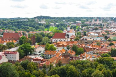 VILNIUS, LITHUANIA - 20 AĞUSTOS 2019: Yazın öğleden sonra Vilnius 'un tarihi kısmına yukarıdan bakmak