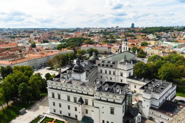VILNIUS, LITHUANIA - 20 AĞUSTOS 2019: Yazın öğleden sonra Vilnius 'un tarihi kısmına yukarıdan bakmak