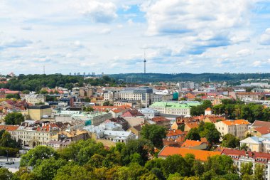 VILNIUS, LITHUANIA - 20 AĞUSTOS 2019: Yazın öğleden sonra Vilnius 'un tarihi kısmına yukarıdan bakmak