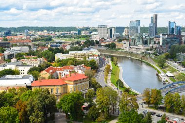 VILNIUS, LITHUANIA - 20 AĞUSTOS 2019: Yazın öğleden sonra yüksek bir yerden şehir manzarası