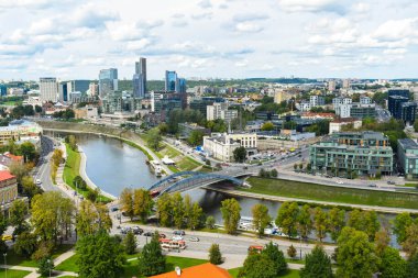 VILNIUS, LITHUANIA - 20 AĞUSTOS 2019: Yazın öğleden sonra yüksek bir yerden şehir manzarası