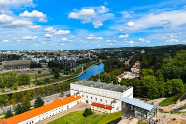 VILNIUS, LITHUANIA - 20 AĞUSTOS 2019: Yazın öğleden sonra yüksek bir yerden şehir manzarası