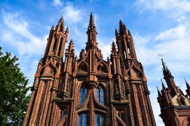 VILNIUS, LITHUANIA - 20 Ağustos 2019: St. Anne Kilisesi, Vilnius 'un Eski Kasabası' nda yer alan bir Roma Katolik kilisesidir.