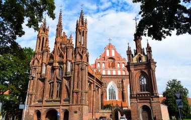 VILNIUS, LITHUANIA - 20 Ağustos 2019: St. Anne Kilisesi, Vilnius 'un Eski Kasabası' nda yer alan bir Roma Katolik kilisesidir.