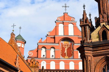 VILNIUS, LITHUANIA - 20 Ağustos 2019: St. Anne Kilisesi, Vilnius 'un Eski Kasabası' nda yer alan bir Roma Katolik kilisesidir.